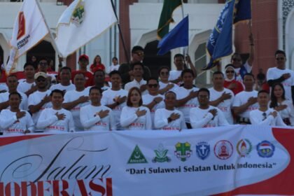 Peserta Deklarasi Cinta 80 Fun Walk dari berbagai organisasi kepemudaan lintas iman berpose bersama sambil membentangkan spanduk bertuliskan pesan persatuan dan moderasi, di kawasan Lego-Lego, Center Point of Indonesia (CPI), Makassar, Jumat (15/8/2025).