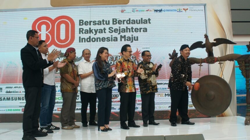 Pembukaan Indonesia Game Experience (IGX) 2025 dan Ethnic Indonesia Festival di Surabaya ditandai dengan pemukulan gong, Kamis (14/8). Acara ini menjadi simbol kolaborasi antara industri gim, teknologi, dan pelestarian budaya Nusantara.