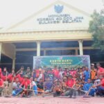Foto: Personel TNI bersama pemerintah dan warga bergotong royong membersihkan kawasan Monumen Korban 40.000 Jiwa Sulawesi Selatan dalam kegiatan Karya Bakti menyambut Hari Kemerdekaan di Makassar.