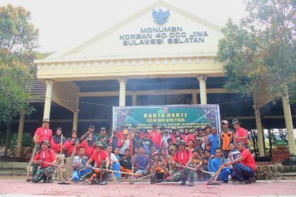 Foto: Personel TNI bersama pemerintah dan warga bergotong royong membersihkan kawasan Monumen Korban 40.000 Jiwa Sulawesi Selatan dalam kegiatan Karya Bakti menyambut Hari Kemerdekaan di Makassar.