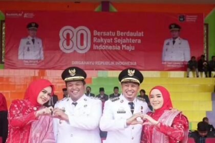 Bupati dan Wakil Bupati Enrekang bersama istri peringatan HUT ke-80 Kemerdekaan RI di Lapangan Abubakar Lambogo, Minggu (17/8/2025). 