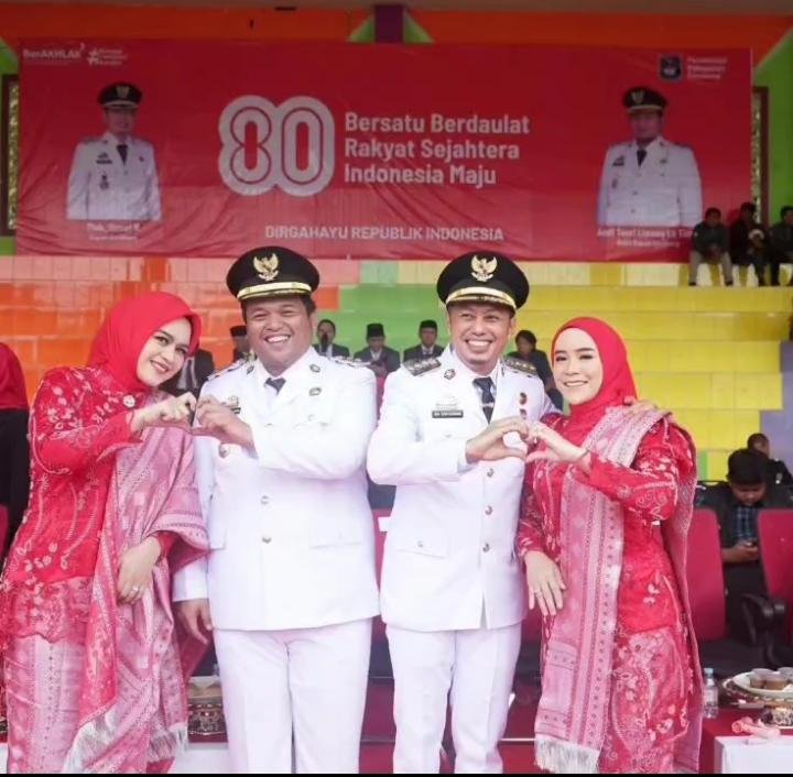 Bupati dan Wakil Bupati Enrekang bersama istri peringatan HUT ke-80 Kemerdekaan RI di Lapangan Abubakar Lambogo, Minggu (17/8/2025). 