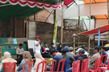 Pembina panitia Bola Voli Bembeng Cup III, Nurdin, memberikan arahan kepada peserta dan panitia dalam rapat persiapan turnamen di Enrekang.