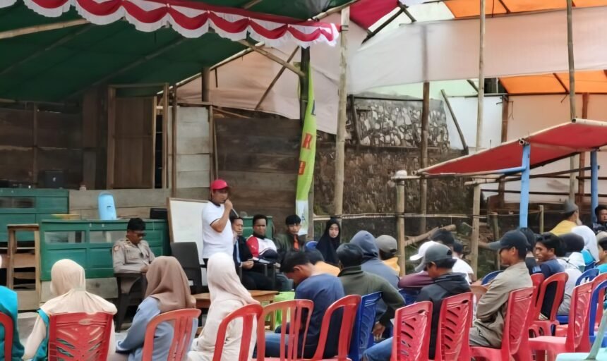 Pembina panitia Bola Voli Bembeng Cup III, Nurdin, memberikan arahan kepada peserta dan panitia dalam rapat persiapan turnamen di Enrekang.