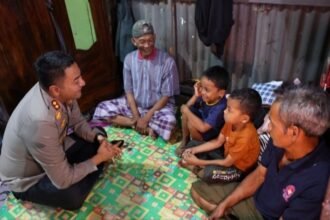 Kapolres Gowa sambangi rumah dua bocah pemungut sisa makanan yang viral di media sosial pada Senin malam lalu, 18 Agustus 2025, di Jalan KH Agus Salim, Kecamatan Somba Opu, Gowa.