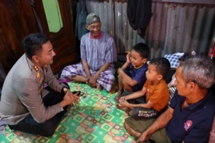 Kapolres Gowa sambangi rumah dua bocah pemungut sisa makanan yang viral di media sosial pada Senin malam lalu, 18 Agustus 2025, di Jalan KH Agus Salim, Kecamatan Somba Opu, Gowa.