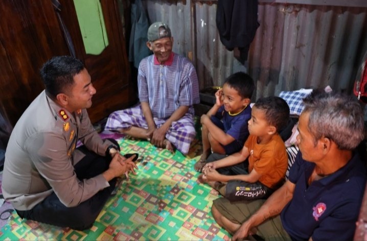 Kapolres Gowa sambangi rumah dua bocah pemungut sisa makanan yang viral di media sosial pada Senin malam lalu, 18 Agustus 2025, di Jalan KH Agus Salim, Kecamatan Somba Opu, Gowa.