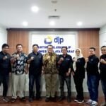 Pengurus SMSI Sulsel bersilaturahmi ke Kanwil DJP Sulselbartra di Makassar, membahas sinergi sosialisasi kebijakan perpajakan dan rencana pelantikan pengurus baru periode 2025–2030.