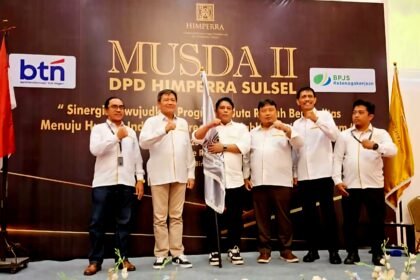 Para pengurus dan peserta Musda II DPD Himperra Sulsel berpose di depan panggung acara di Tanjung Bira, Bulukumba, 23 Agustus 2025. Musda bernuansa bisnis-wisata ini dihadiri pengurus pusat, asosiasi pengembang, serta perwakilan pemerintah dan BUMN.