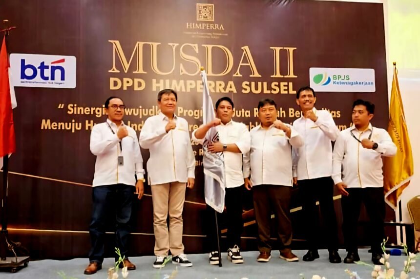 Para pengurus dan peserta Musda II DPD Himperra Sulsel berpose di depan panggung acara di Tanjung Bira, Bulukumba, 23 Agustus 2025. Musda bernuansa bisnis-wisata ini dihadiri pengurus pusat, asosiasi pengembang, serta perwakilan pemerintah dan BUMN.