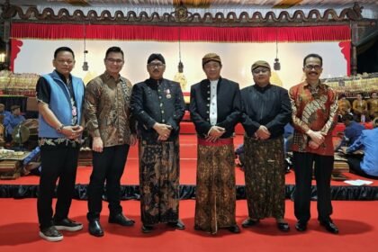 Para pejabat dan tamu undangan berpose di depan panggung wayang kulit bertajuk “1 Layar 4 Dalang” di Gedung Mahkamah Agung, Jakarta, dalam rangka HUT ke-80 MA. Pagelaran ini menampilkan lakon “Banjaran Kokrosono” dan diikuti insan peradilan se-Indonesia.