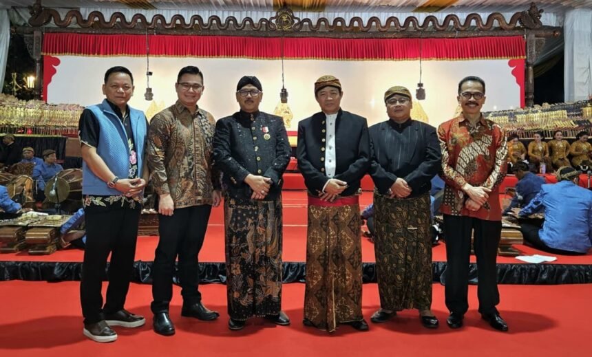 Para pejabat dan tamu undangan berpose di depan panggung wayang kulit bertajuk “1 Layar 4 Dalang” di Gedung Mahkamah Agung, Jakarta, dalam rangka HUT ke-80 MA. Pagelaran ini menampilkan lakon “Banjaran Kokrosono” dan diikuti insan peradilan se-Indonesia.