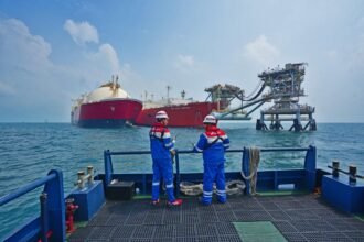 Petugas memantau proses penyaluran gas bumi di fasilitas lepas pantai PGN, yang memastikan pasokan energi ke pelanggan industri tetap 100 persen normal tanpa pembatasan.