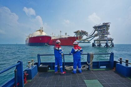 Petugas memantau proses penyaluran gas bumi di fasilitas lepas pantai PGN, yang memastikan pasokan energi ke pelanggan industri tetap 100 persen normal tanpa pembatasan.