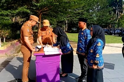 Sejumlah pegawai PPPK menandatangani dokumen perpanjangan kontrak kerja dalam upacara resmi di halaman Kantor Bupati Enrekang, Senin, 25 Agustus 2025.