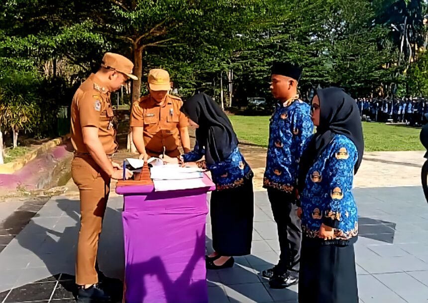 Sejumlah pegawai PPPK menandatangani dokumen perpanjangan kontrak kerja dalam upacara resmi di halaman Kantor Bupati Enrekang, Senin, 25 Agustus 2025.