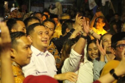 Warga memadati Jalan Kandea, Kecamatan Bontoala, Makassar, untuk merayakan Pesta Rakyat HUT ke-80 RI yang dihadiri Walikota Makassar dan jajaran Pemkot serta berbagai tokoh masyarakat dengan suasana meriah dan penuh kebersamaan. (pl/mp)