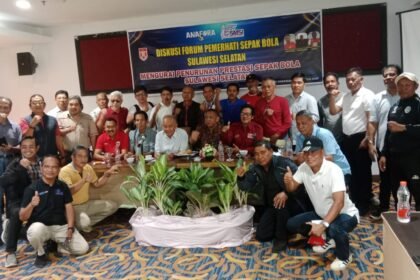 Para legenda dan pemerhati sepak bola Sulawesi Selatan berfoto bersama usai diskusi publik bertema “Mengurai Penurunan Prestasi Sepak Bola Sulsel” di Grand D’Maleo Hotel, Makassar, 26 Agustus 2025.