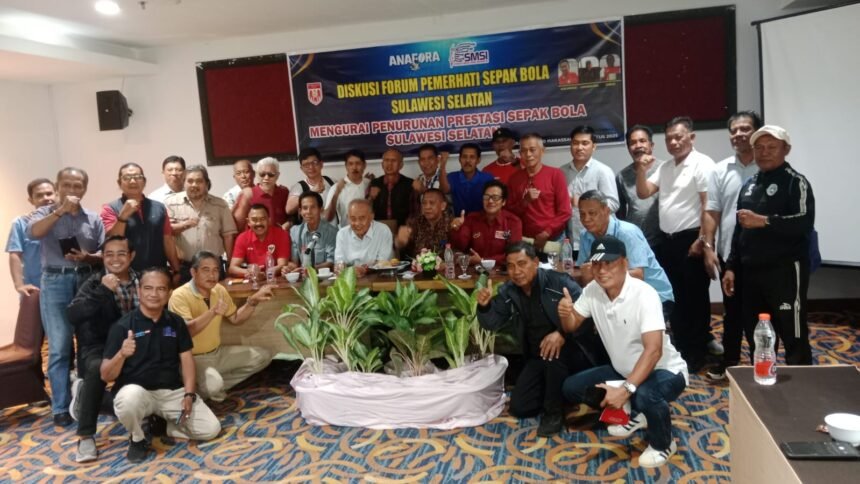 Para legenda dan pemerhati sepak bola Sulawesi Selatan berfoto bersama usai diskusi publik bertema “Mengurai Penurunan Prestasi Sepak Bola Sulsel” di Grand D’Maleo Hotel, Makassar, 26 Agustus 2025.