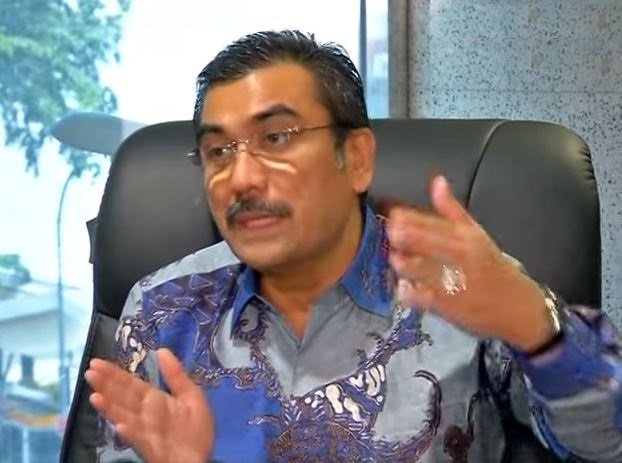 Prof. Dr. Harris Arthur Hedar, SH, MH, memberikan penjelasan mengenai pentingnya program sekolah rakyat dan pendekatan holistik untuk memutus rantai kemiskinan melalui pendidikan.