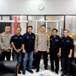 Keterangan foto: Kapolrestabes Makassar Kombes Pol Arya Perdana berpose bersama jajaran pejabat Polrestabes Makassar dan pengurus SMSI Sulsel usai pertemuan silaturahmi di ruang tamu Polrestabes Makassar, Rabu (27/8/2025).