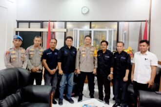 Keterangan foto: Kapolrestabes Makassar Kombes Pol Arya Perdana berpose bersama jajaran pejabat Polrestabes Makassar dan pengurus SMSI Sulsel usai pertemuan silaturahmi di ruang tamu Polrestabes Makassar, Rabu (27/8/2025).