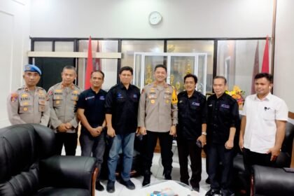 Keterangan foto: Kapolrestabes Makassar Kombes Pol Arya Perdana berpose bersama jajaran pejabat Polrestabes Makassar dan pengurus SMSI Sulsel usai pertemuan silaturahmi di ruang tamu Polrestabes Makassar, Rabu (27/8/2025).