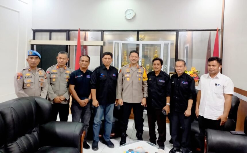 Keterangan foto: Kapolrestabes Makassar Kombes Pol Arya Perdana berpose bersama jajaran pejabat Polrestabes Makassar dan pengurus SMSI Sulsel usai pertemuan silaturahmi di ruang tamu Polrestabes Makassar, Rabu (27/8/2025).