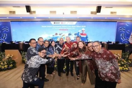 Jajaran manajemen baru PT Perusahaan Gas Negara Tbk (PGN) berfoto bersama usai Rapat Umum Pemegang Saham Luar Biasa (RUPSLB) di Jakarta, 27 Agustus 2025, yang menetapkan perubahan susunan Dewan Komisaris dan Direksi.