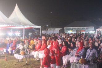 Ribuan warga Tamalanrea memadati Lapangan Talla’ BTP, Makassar, dalam Pesta Rakyat HUT ke-80 RI yang berlangsung meriah dengan penuh kebersamaan.