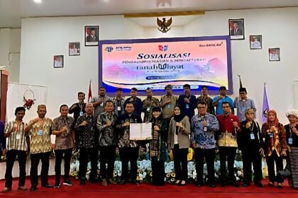 Pemerintah Kabupaten Enrekang bersama Kementerian ATR/BPN menggelar sosialisasi pengadministrasian dan pendaftaran tanah ulayat sebagai langkah memperkuat kepastian hukum dan melindungi hak masyarakat adat. Kegiatan ini dihadiri jajaran pemerintah daerah, tokoh adat, serta perwakilan ATR/BPN.