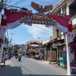 Gapura menyambut warga di pintu masuk Bazar UMKM Kelurahan Panampu, Kecamatan Tallo, Makassar, dalam rangka perayaan HUT ke-80 Kemerdekaan RI.