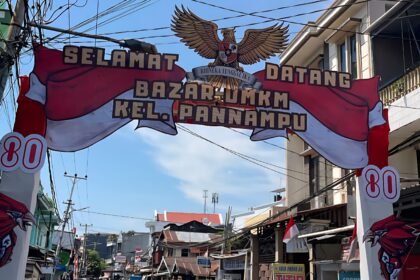 Gapura menyambut warga di pintu masuk Bazar UMKM Kelurahan Panampu, Kecamatan Tallo, Makassar, dalam rangka perayaan HUT ke-80 Kemerdekaan RI.
