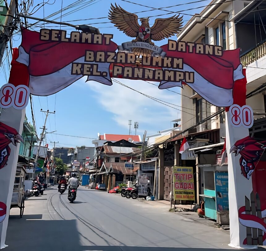 Gapura menyambut warga di pintu masuk Bazar UMKM Kelurahan Panampu, Kecamatan Tallo, Makassar, dalam rangka perayaan HUT ke-80 Kemerdekaan RI.