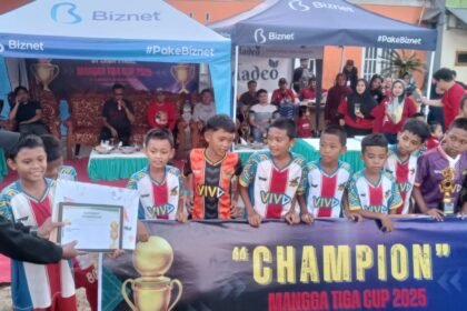 Para pemain muda tim Viva Soccer 25 menerima piala dan sertifikat juara usai memenangkan Turnamen Sepak Bola Mangga Tiga Cup 2025 di Lapangan Kompleks Mangga Tiga, Kecamatan Biringkanaya, Makassar, Sabtu (30/8/2025). Acara penutupan berlangsung meriah dengan kehadiran tokoh masyarakat dan ratusan warga setempat.