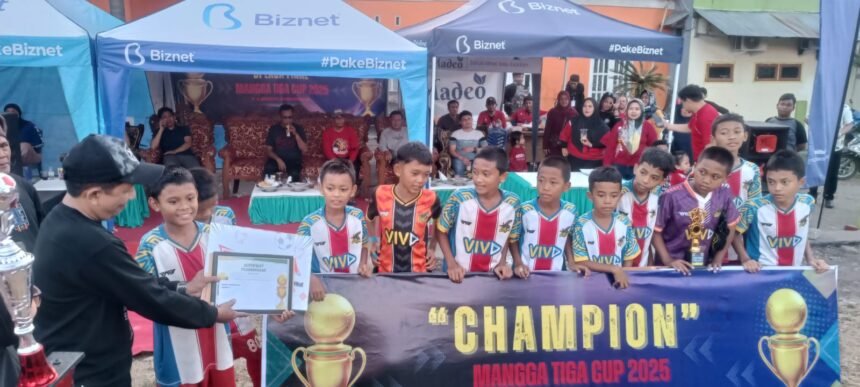 Para pemain muda tim Viva Soccer 25 menerima piala dan sertifikat juara usai memenangkan Turnamen Sepak Bola Mangga Tiga Cup 2025 di Lapangan Kompleks Mangga Tiga, Kecamatan Biringkanaya, Makassar, Sabtu (30/8/2025). Acara penutupan berlangsung meriah dengan kehadiran tokoh masyarakat dan ratusan warga setempat.