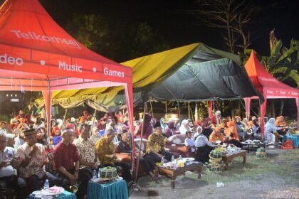 Warga ORW 013 Blok J, Perumahan BTP, Kota Makassar, menghadiri malam puncak ramah tamah peringatan HUT ke-80 Kemerdekaan RI yang berlangsung meriah di Lapangan RT 010, Sabtu (30/8/2025).