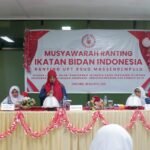 Direktur RSUD Massenrenpulu, drg Ira Desti Saptari, M.Adm.Kes, membuka Musyawarah Ranting Ikatan Bidan Indonesia (IBI) RSUD Massenrenpulu di Aula RSUD Massenrenpulu, Enrekang, Sabtu (30/8/2025). Kegiatan ini dihadiri sekitar 80 bidan dan menetapkan Bidan Hilda Damayanti, S.ST, M.Kes sebagai Ketua IBI ranting terpilih.