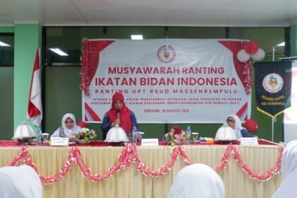 Direktur RSUD Massenrenpulu, drg Ira Desti Saptari, M.Adm.Kes, membuka Musyawarah Ranting Ikatan Bidan Indonesia (IBI) RSUD Massenrenpulu di Aula RSUD Massenrenpulu, Enrekang, Sabtu (30/8/2025). Kegiatan ini dihadiri sekitar 80 bidan dan menetapkan Bidan Hilda Damayanti, S.ST, M.Kes sebagai Ketua IBI ranting terpilih.