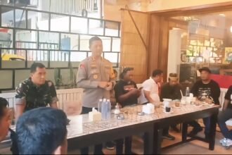 Kapolrestabes Makassar Kombes Pol Arya Perdana bersama Dandim 1408 Kolonel Inf. Franki Susanto menggelar rapat koordinasi dengan perwakilan ormas di Makassar, Sabtu (30/8/2025), untuk membahas langkah menjaga kondusifitas pasca kerusuhan yang berujung pada pembakaran Gedung DPRD.