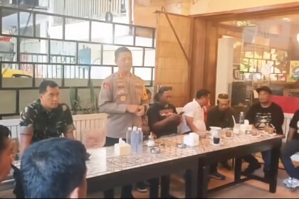 Kapolrestabes Makassar Kombes Pol Arya Perdana bersama Dandim 1408 Kolonel Inf. Franki Susanto menggelar rapat koordinasi dengan perwakilan ormas di Makassar, Sabtu (30/8/2025), untuk membahas langkah menjaga kondusifitas pasca kerusuhan yang berujung pada pembakaran Gedung DPRD.