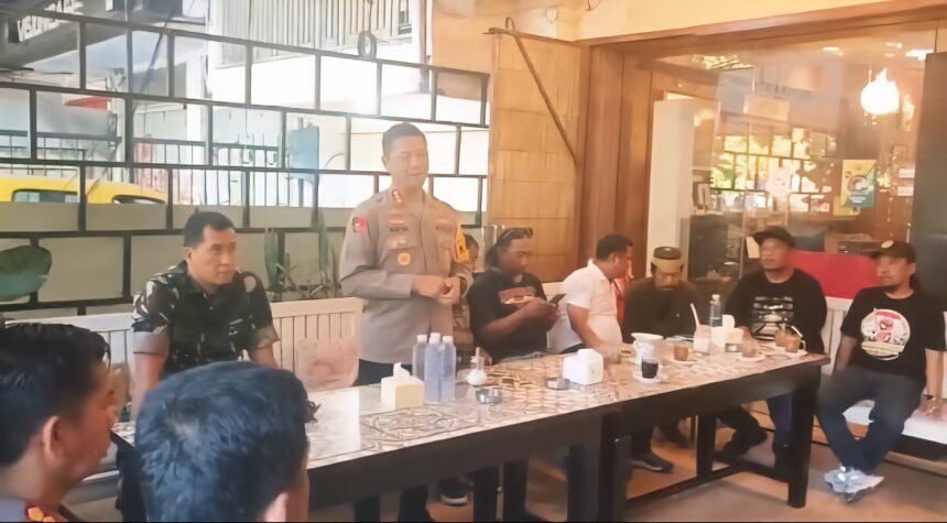 Kapolrestabes Makassar Kombes Pol Arya Perdana bersama Dandim 1408 Kolonel Inf. Franki Susanto menggelar rapat koordinasi dengan perwakilan ormas di Makassar, Sabtu (30/8/2025), untuk membahas langkah menjaga kondusifitas pasca kerusuhan yang berujung pada pembakaran Gedung DPRD.