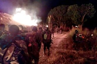 Militan yang berafiliasi dengan ISIS (dikenal juga sebagai Al‑Shabab atau ISCAP) membakar permukiman warga Kristen di wilayah Cabo Delgado—khususnya desa-desa seperti Milipa atau Chiure—sebagai bagian dari serangan kekerasan. Penculikan anak-anak dan pembakaran ini adalah praktik sistematik oleh kelompok tersebut yang semakin intensif di kawasan utara Mozambik. (hrw/ho)