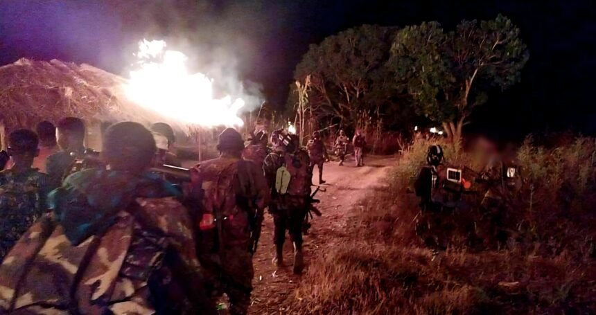 Militan yang berafiliasi dengan ISIS (dikenal juga sebagai Al‑Shabab atau ISCAP) membakar permukiman warga Kristen di wilayah Cabo Delgado—khususnya desa-desa seperti Milipa atau Chiure—sebagai bagian dari serangan kekerasan. Penculikan anak-anak dan pembakaran ini adalah praktik sistematik oleh kelompok tersebut yang semakin intensif di kawasan utara Mozambik. (hrw/ho)