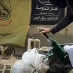 Seorang anggota Brigade Al-Aqsa mempersiapkan peluncuran mortir kaliber 60 milimeter di Kaf al-Qarara, dalam operasi bersama Brigade Al-Nasser Salah al-Din.