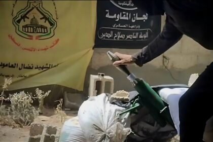 Seorang anggota Brigade Al-Aqsa mempersiapkan peluncuran mortir kaliber 60 milimeter di Kaf al-Qarara, dalam operasi bersama Brigade Al-Nasser Salah al-Din.