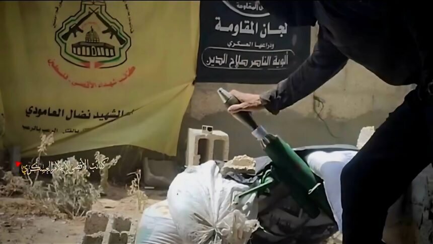 Seorang anggota Brigade Al-Aqsa mempersiapkan peluncuran mortir kaliber 60 milimeter di Kaf al-Qarara, dalam operasi bersama Brigade Al-Nasser Salah al-Din.