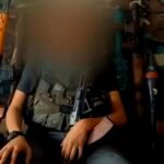 Seorang anggota Brigade Al-Qassam tampil dalam rekaman dengan wajah disamarkan, memperlihatkan persenjataan yang mereka klaim digunakan dalam operasi Batu David di Gaza Timur.
