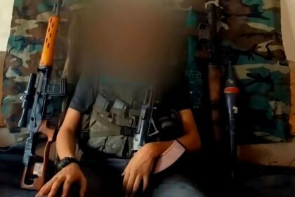 Seorang anggota Brigade Al-Qassam tampil dalam rekaman dengan wajah disamarkan, memperlihatkan persenjataan yang mereka klaim digunakan dalam operasi Batu David di Gaza Timur.