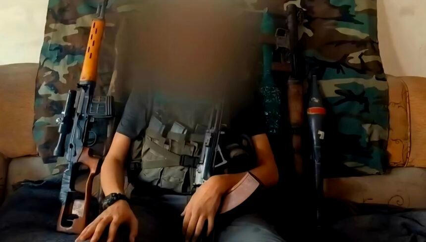 Seorang anggota Brigade Al-Qassam tampil dalam rekaman dengan wajah disamarkan, memperlihatkan persenjataan yang mereka klaim digunakan dalam operasi Batu David di Gaza Timur.
